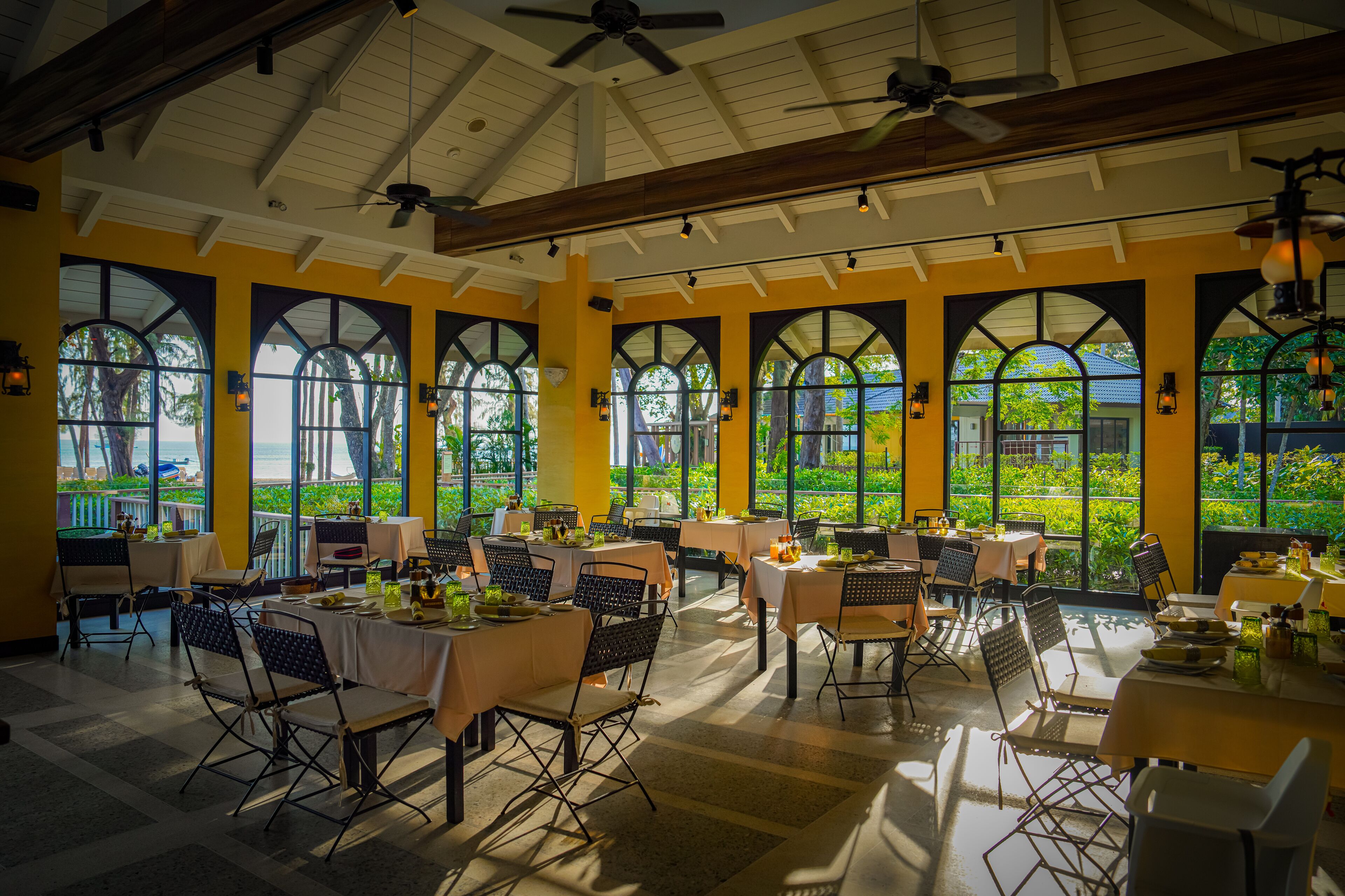 4 restaurants; breakfast, lunch and dinner served 