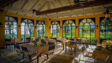 4 restaurants; breakfast, lunch and dinner served