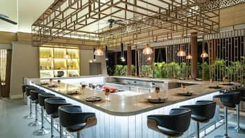 4 restaurants; breakfast, lunch, and dinner served