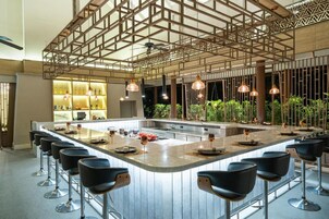 4 restaurants; breakfast, lunch, and dinner served