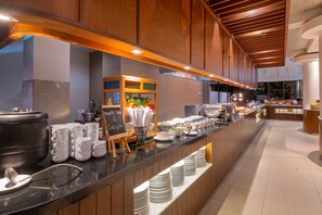 Se ofrece un desayuno bufé todos los días (por un coste adicional)