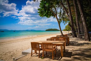 Plage privée, parasols, bar de plage, kayak