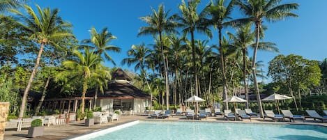 2 piscines extérieures, chaises longues