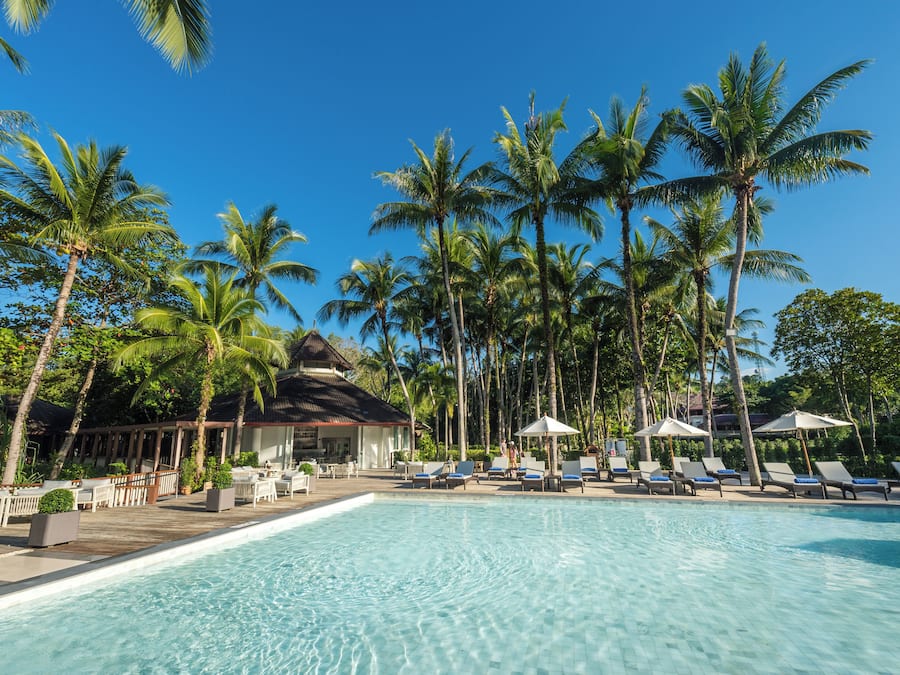 2 albercas al aire libre y camastros