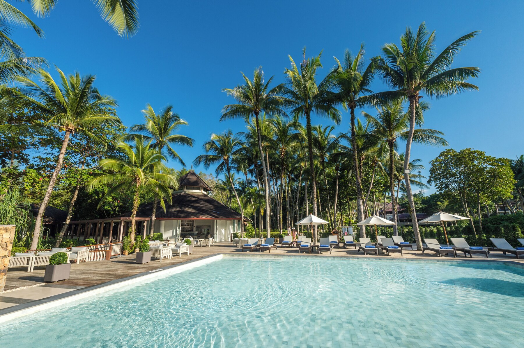 2 outdoor pools, pool loungers