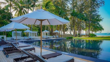 2 Außenpools, Liegestühle