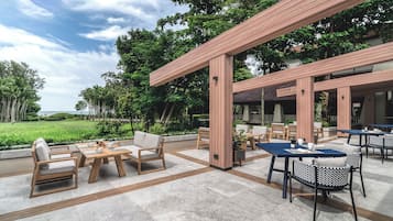 4 間餐廳,供應早餐、午餐和晚餐,國際料理