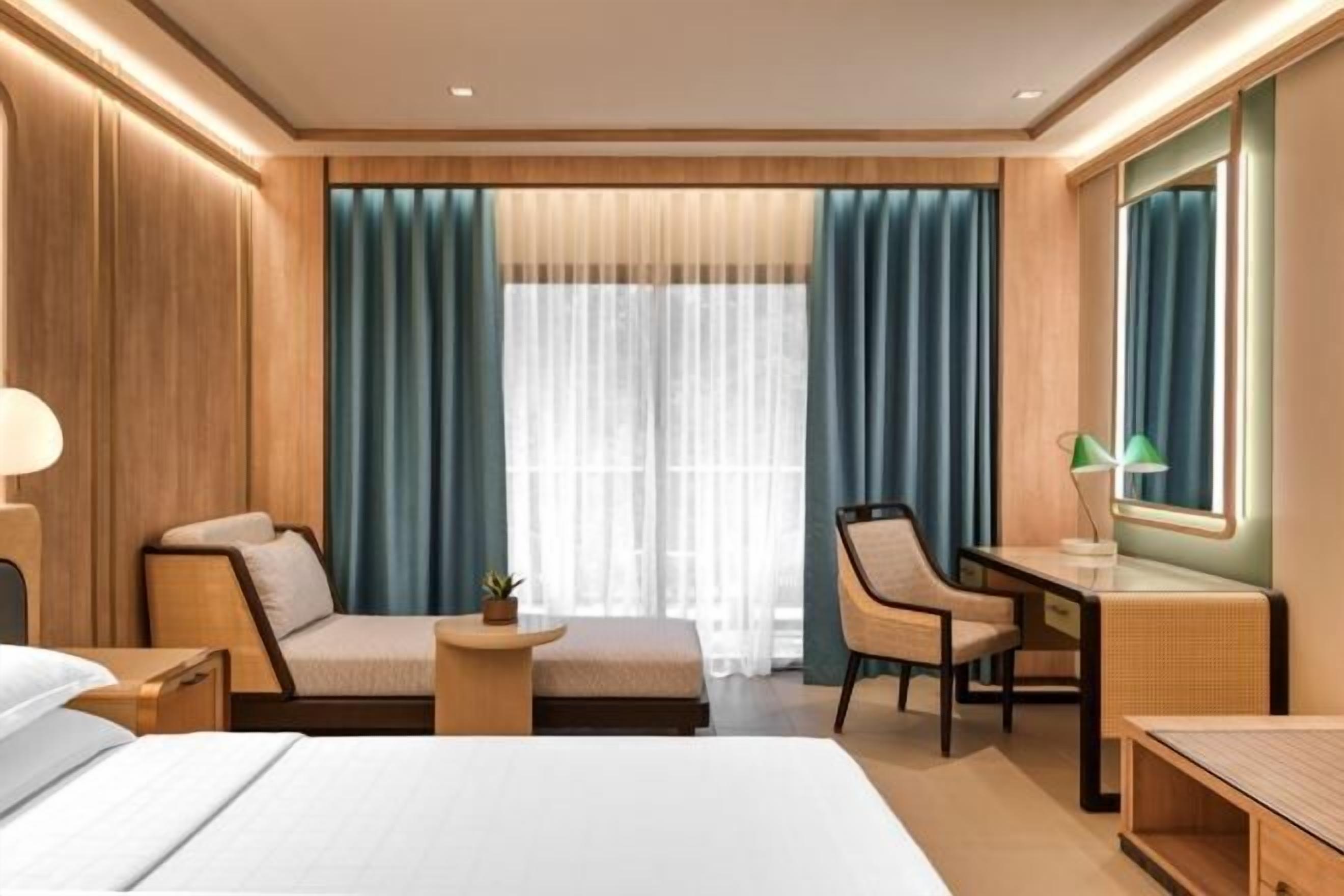 Hypo-allergenic bedding, pillowtop beds, in-room safe, desk