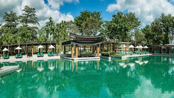 2 outdoor pools, sun loungers