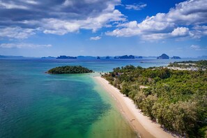 Private beach, beach umbrellas, beach bar, kayaking - Dusit Thani Krabi Beach Resort (Krabi)