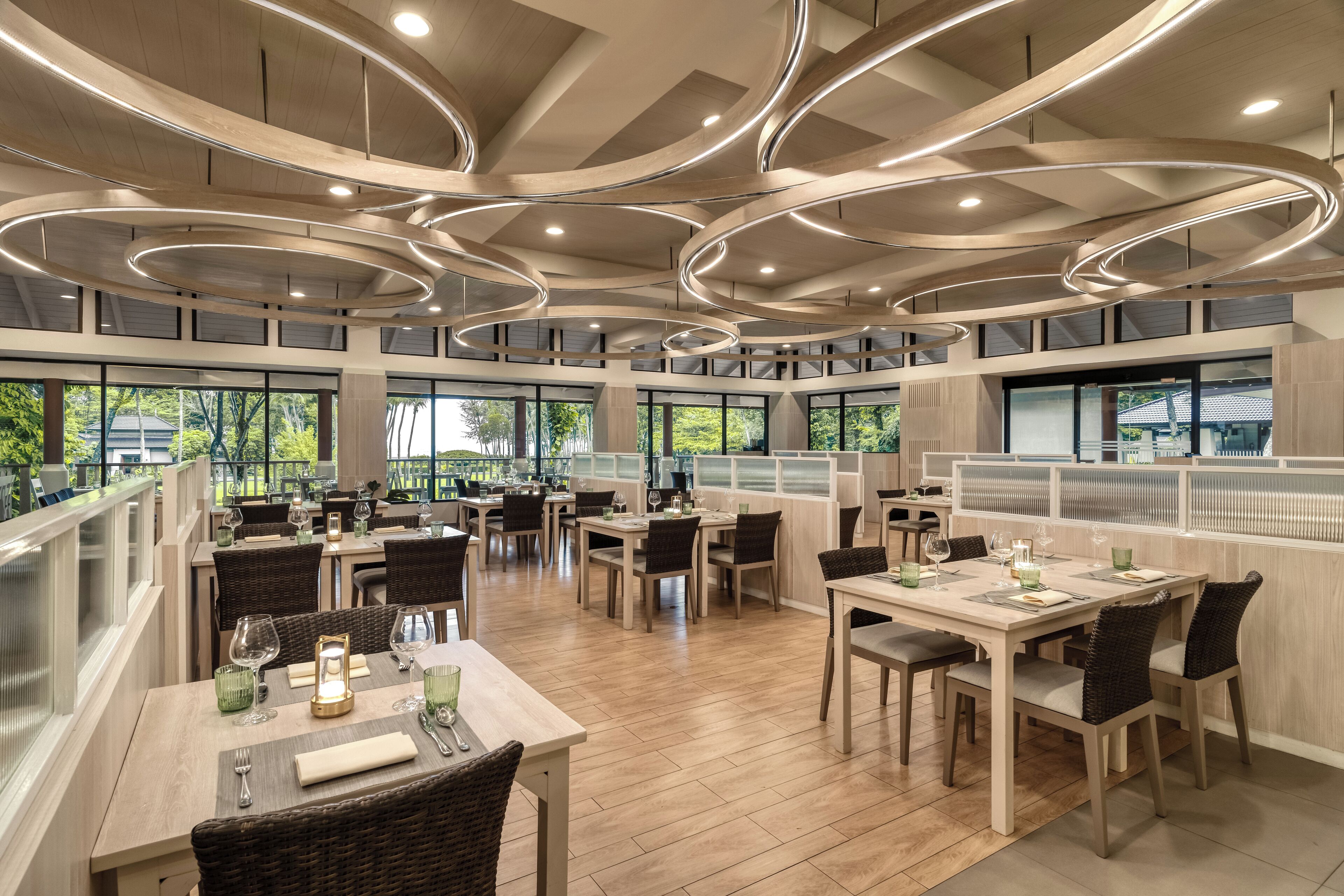 4 間餐廳，供應早餐、午餐和晚餐，國際料理