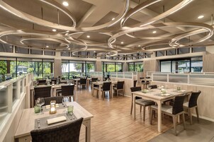 4 restaurantes; se sirve desayuno, almuerzo y cena; cocina internacional