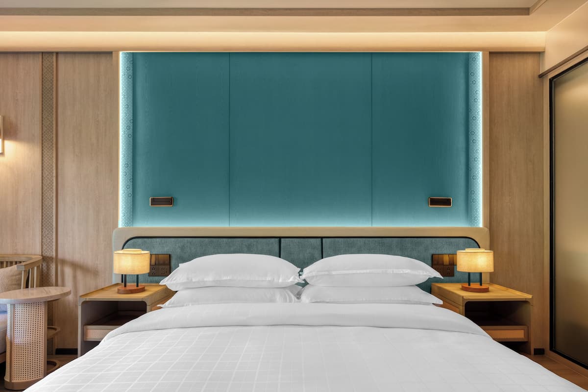 Deluxe Premium King Room | Bộ đồ giường kháng dị ứng, nệm có lớp đệm bông, két bảo mật tại phòng 