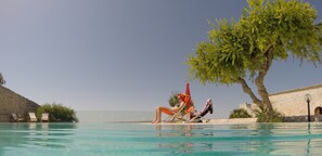 Una piscina al aire libre, una piscina infinita