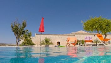 Una piscina al aire libre, una piscina infinita