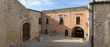 Fachada de la propiedad