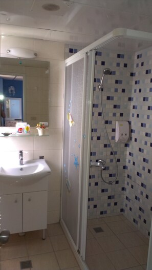 Quarto quádruplo standard | Banheiro | Chuveiro, secador de cabelo, chinelos