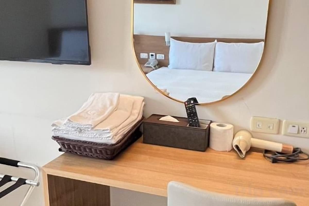 1 bedroom, premium bedding, blackout drapes