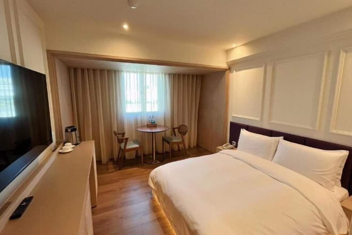 1 bedroom, premium bedding, blackout curtains, iron/ironing board