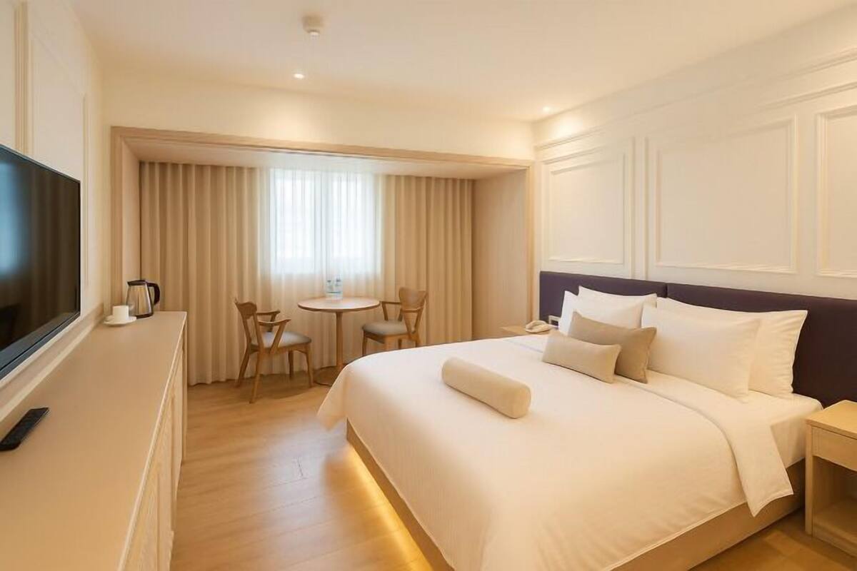 1 bedroom, premium bedding, blackout drapes