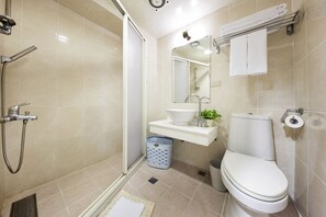 Single Room | 1 bedroom, premium bedding, blackout drapes, iron/ironing board