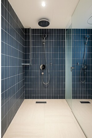Deluxe Double Room | Bathroom | Combined shower/bathtub, hair dryer, towels - Ful Won Hotel (Taichung)