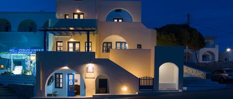 Facciata della struttura - sera/notte