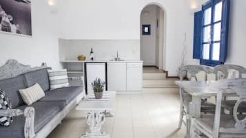 Departamento, 1 habitación, vista al mar | Área de sala de estar | Televisión de pantalla plana