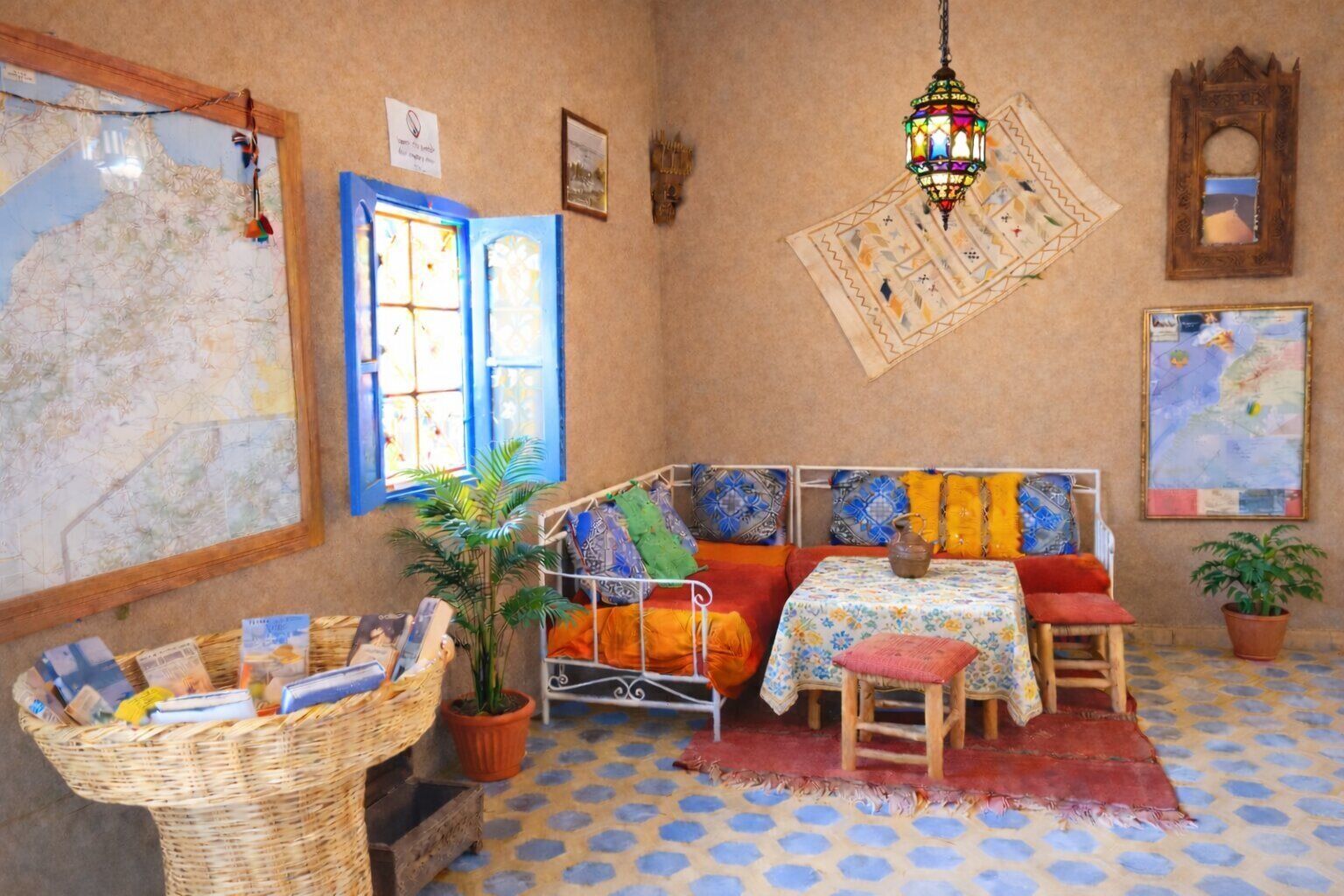 Se sirven desayunos, comidas y cocina marroquí con vista al jardín