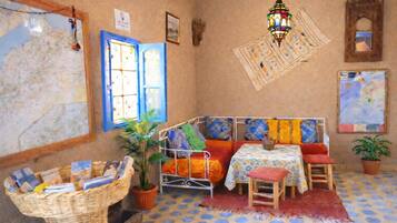 Se sirven desayunos, comidas y cocina marroquí con vista al jardín