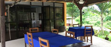 Der serveres morgenmad, frokost, aftensmad og internationale retter