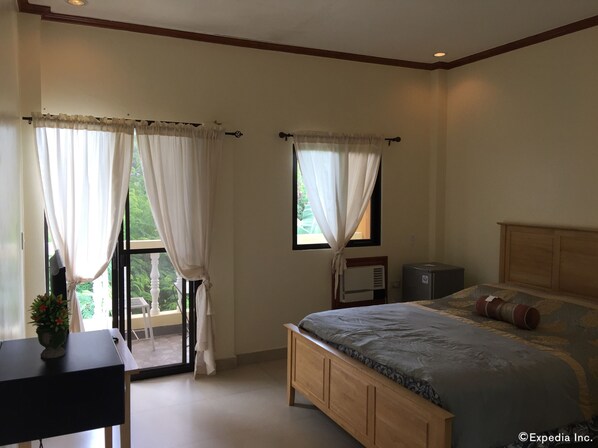 Deluxe Room | In-room safe, desk, iron/ironing board