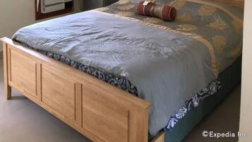Deluxe Room | In-room safe, desk, iron/ironing board