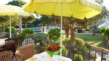 Café da manhã com buffet todos os dias mediante uma taxa