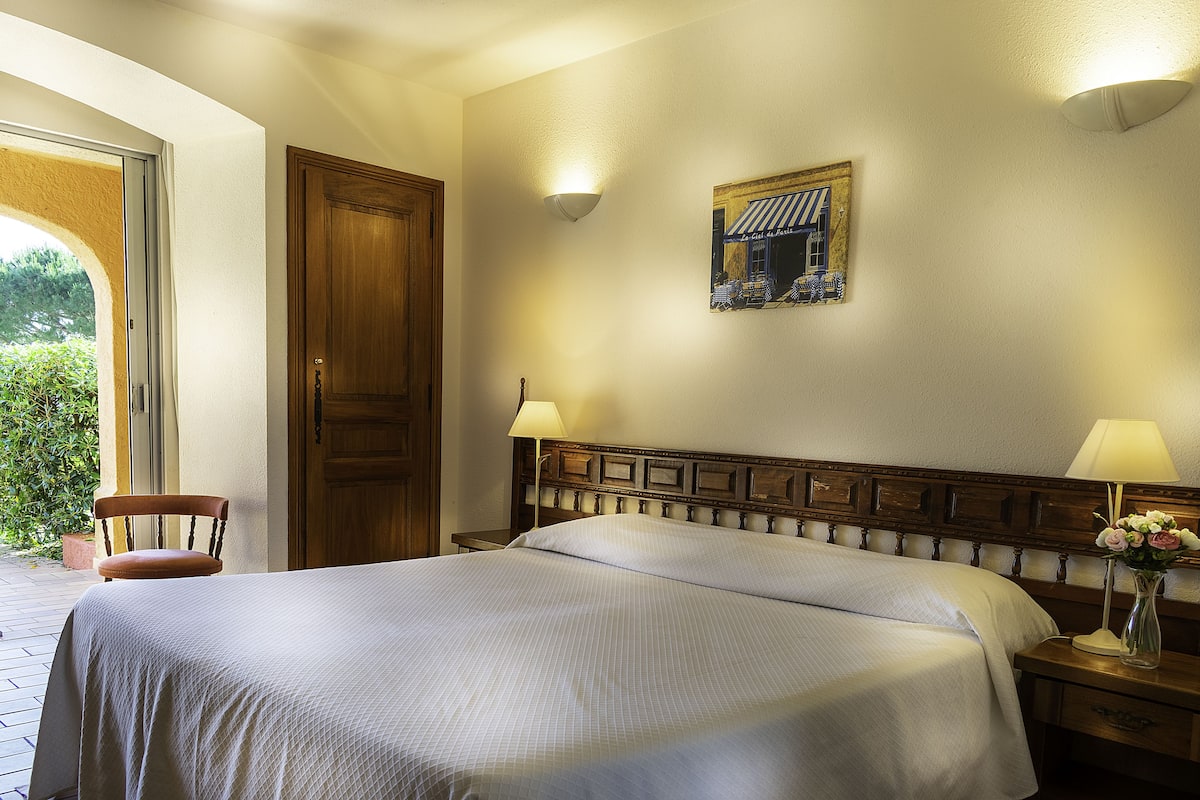 In-room safe, desk, iron/ironing board, free WiFi