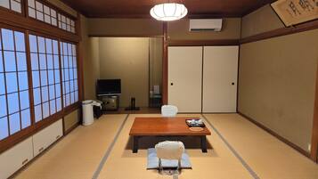 Traditional Room, Non Smoking, Shared Bathroom | In-room safe, blackout drapes, free WiFi, bed sheets