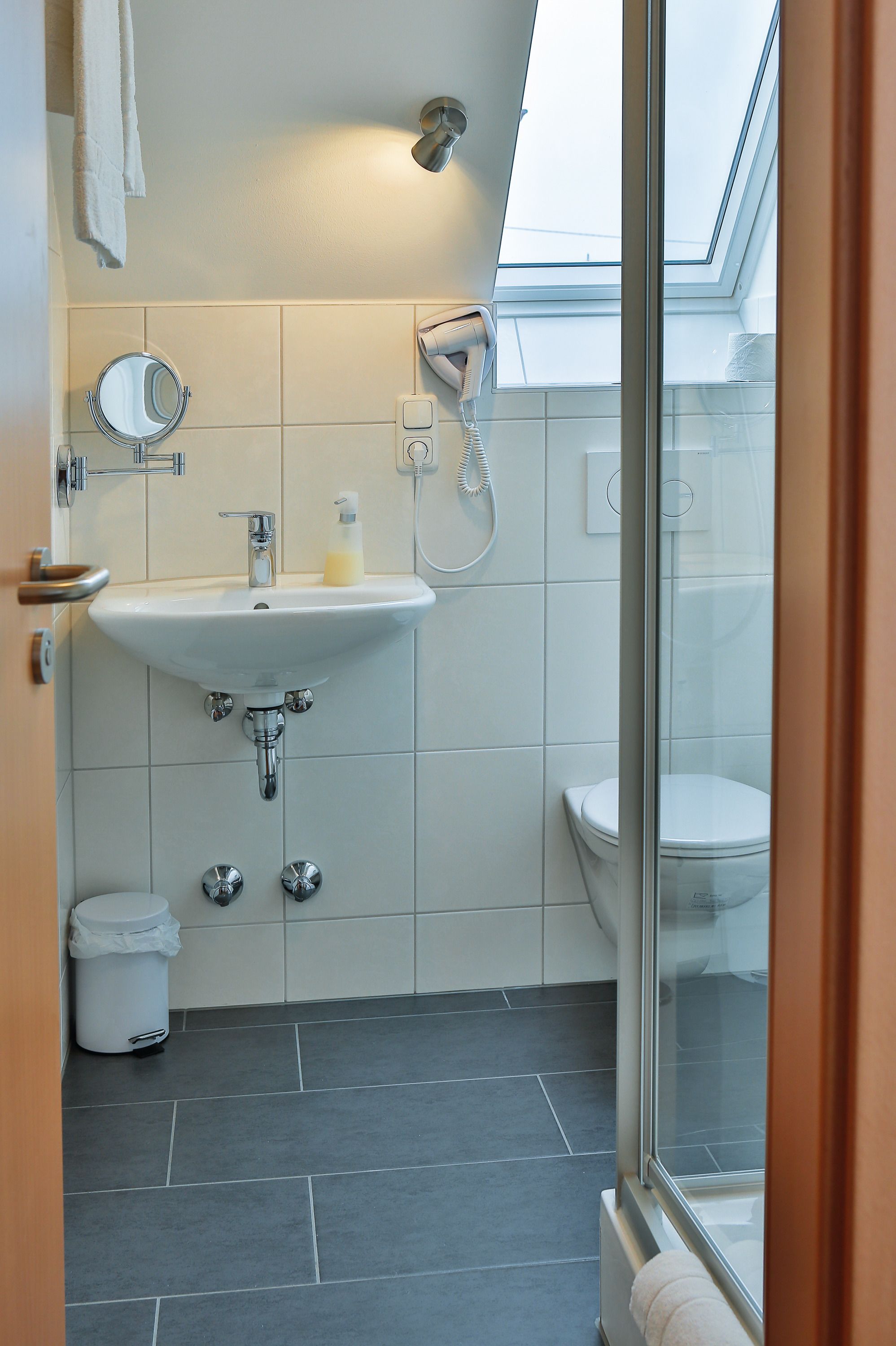 スタンダード ダブルルーム | バスルーム | シャワー、ヘアドライヤー、タオル