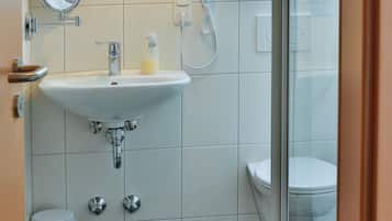 Standaard tweepersoonskamer | Badkamer | Een douche, een haardroger, handdoeken