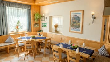 Serveert ontbijt en diner, regionale gerechten