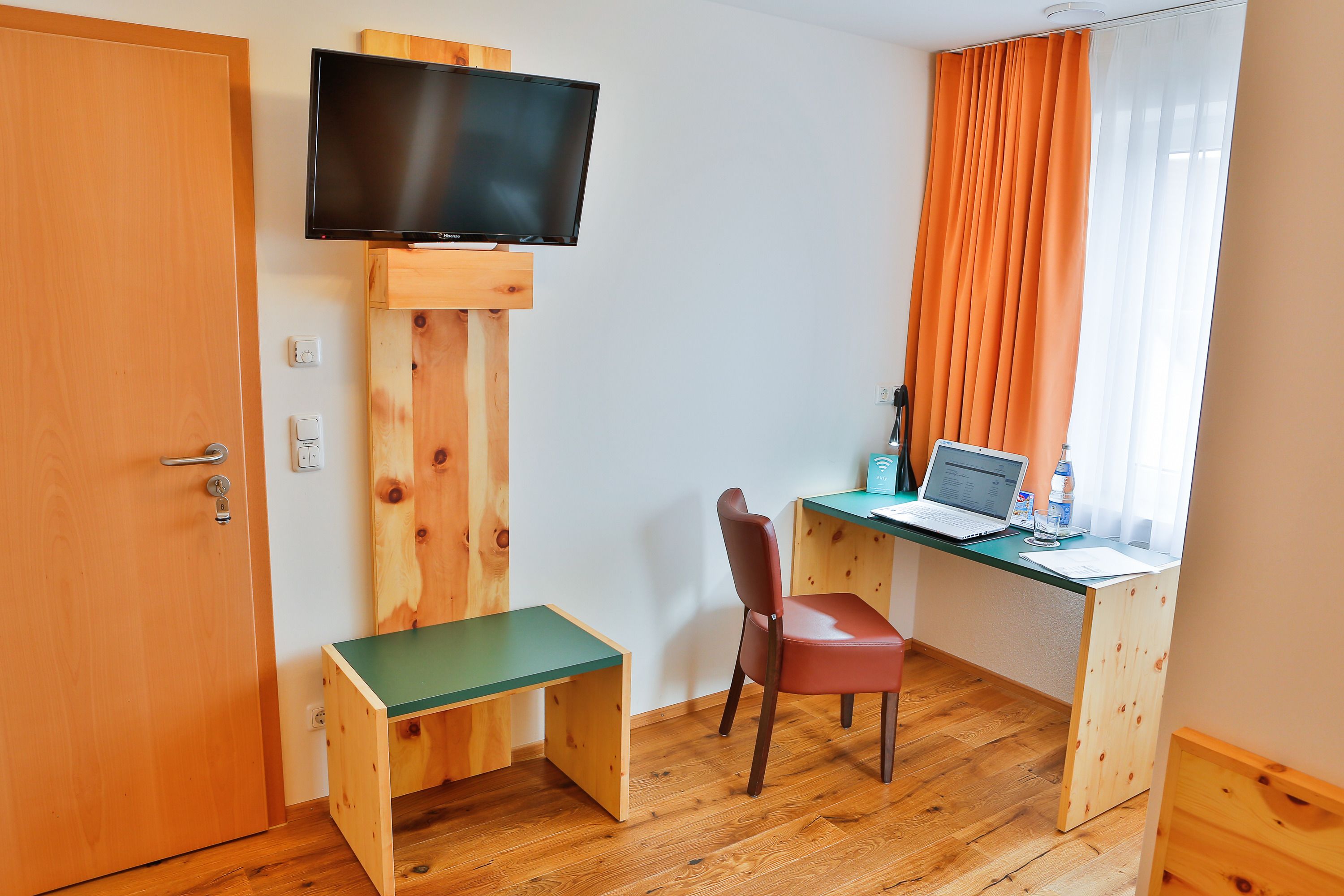 標準雙人房 | 房內辦公空間