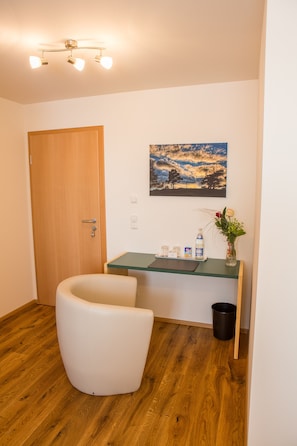 1 bedroom, premium bedding, pillow-top beds, desk