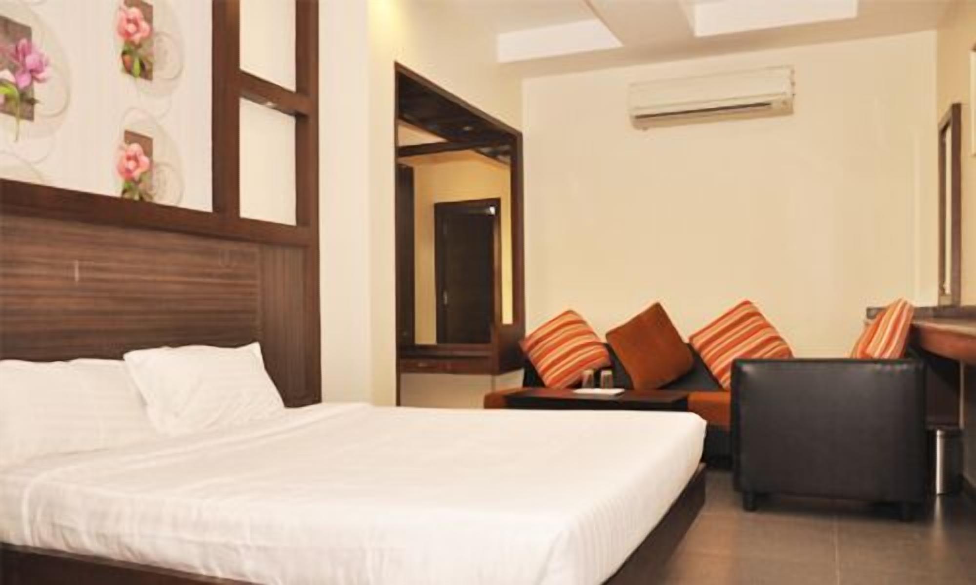 Premium bedding, desk, free WiFi