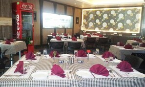 Aperto a colazione, pranzo e cena, cucina internazionale 