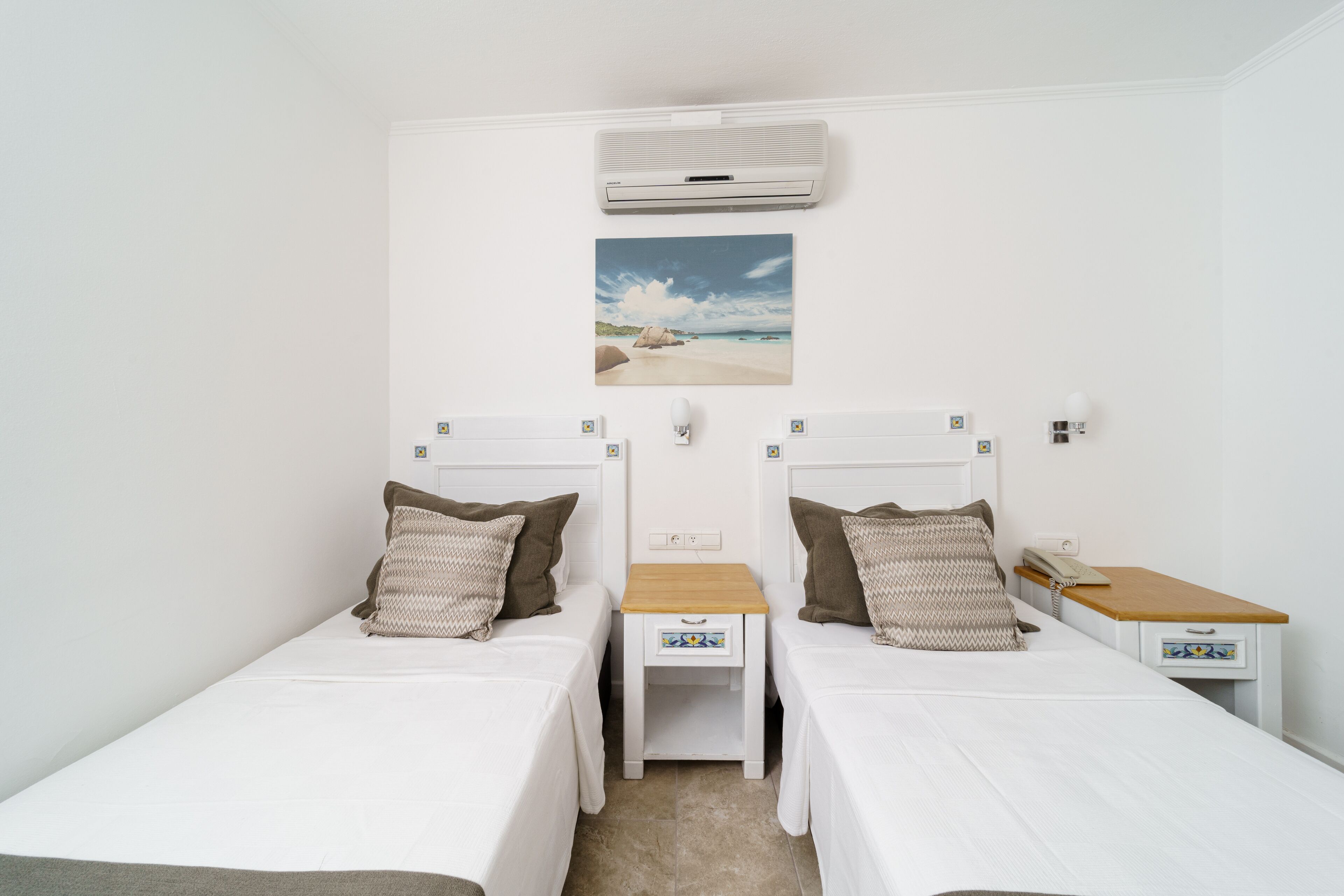twin room, 2 single beds | minibar, in-room safe, desk, laptop workspace