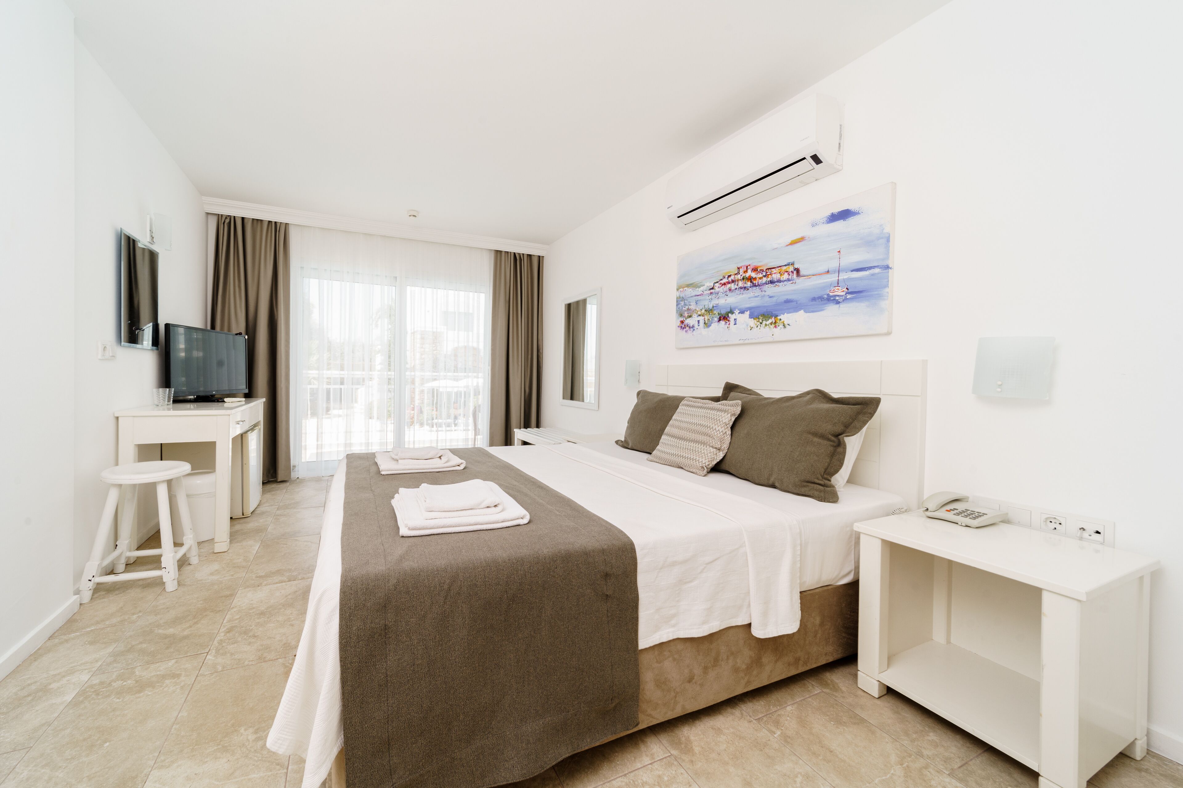 superior double room | minibar, in-room safe, desk, laptop workspace