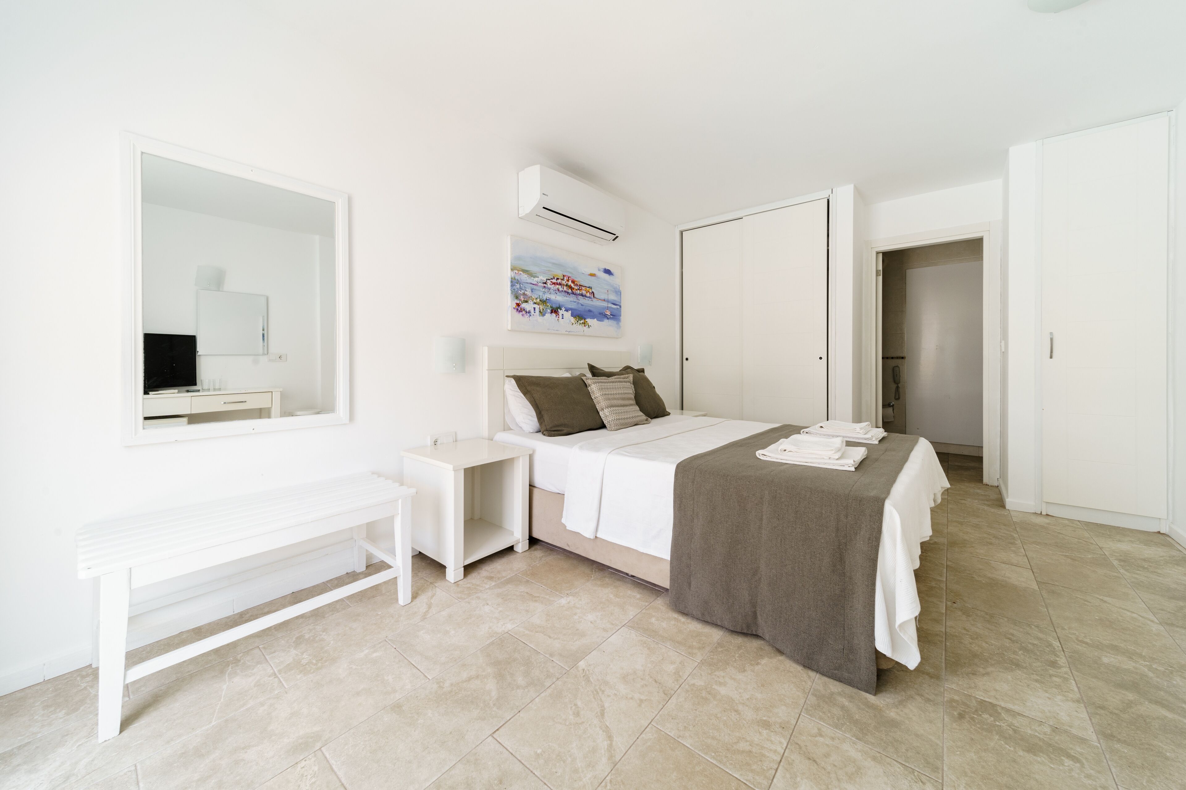 superior double room | minibar, in-room safe, desk, laptop workspace