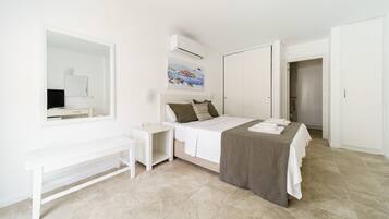 Superior Double Room | Minibar, in-room safe, desk, laptop workspace