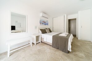 Minibar, caja de seguridad en la habitación y escritorio 