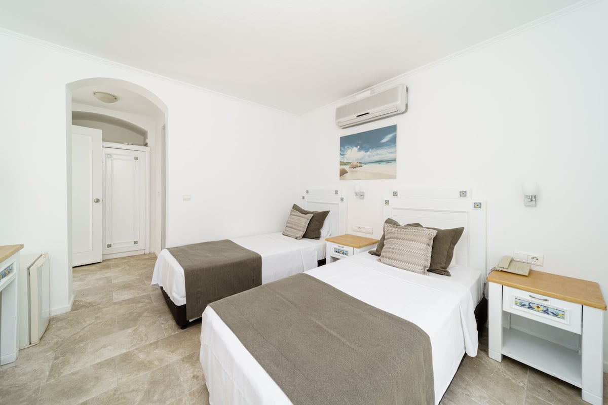Twin Room, 2 Single Beds