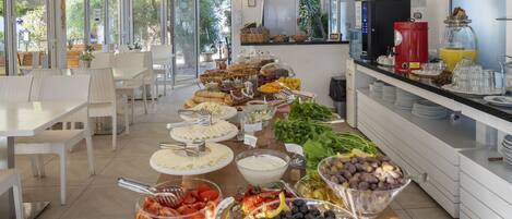 Free daily buffet breakfast